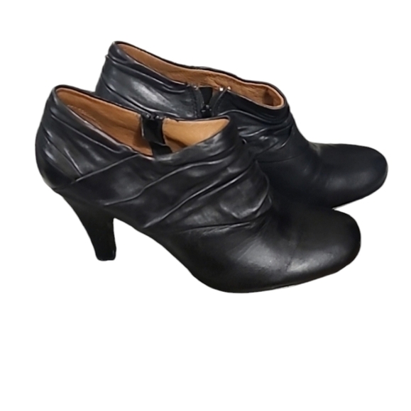 Black Leather Heeled Ankle Boots - Picture 7 of 8